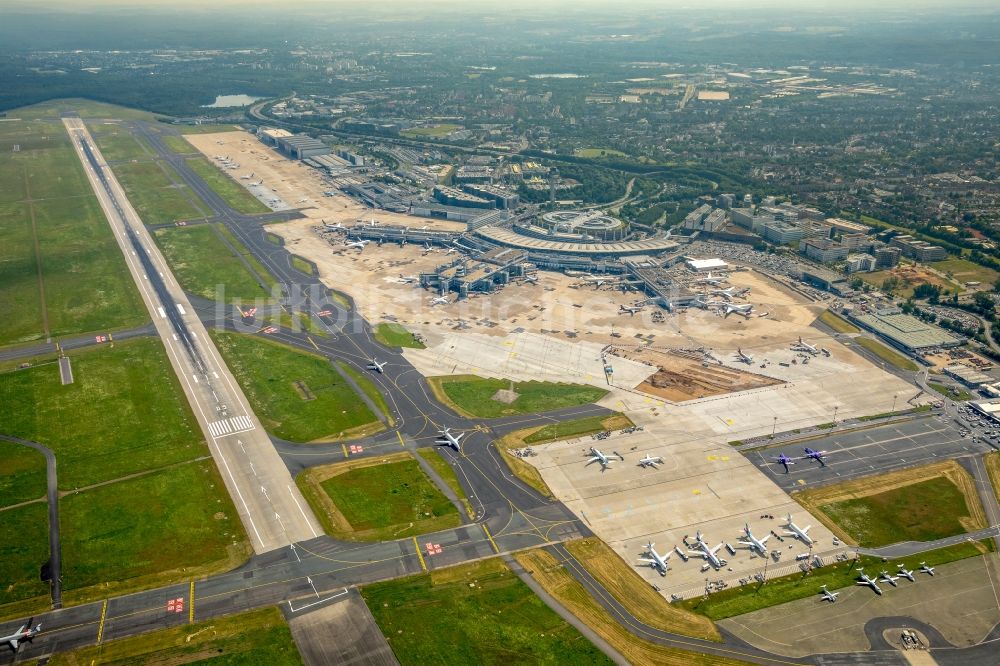 Düsseldorf aus der Vogelperspektive: Gelände des Flughafen in Düsseldorf im Bundesland Nordrhein-Westfalen, Deutschland