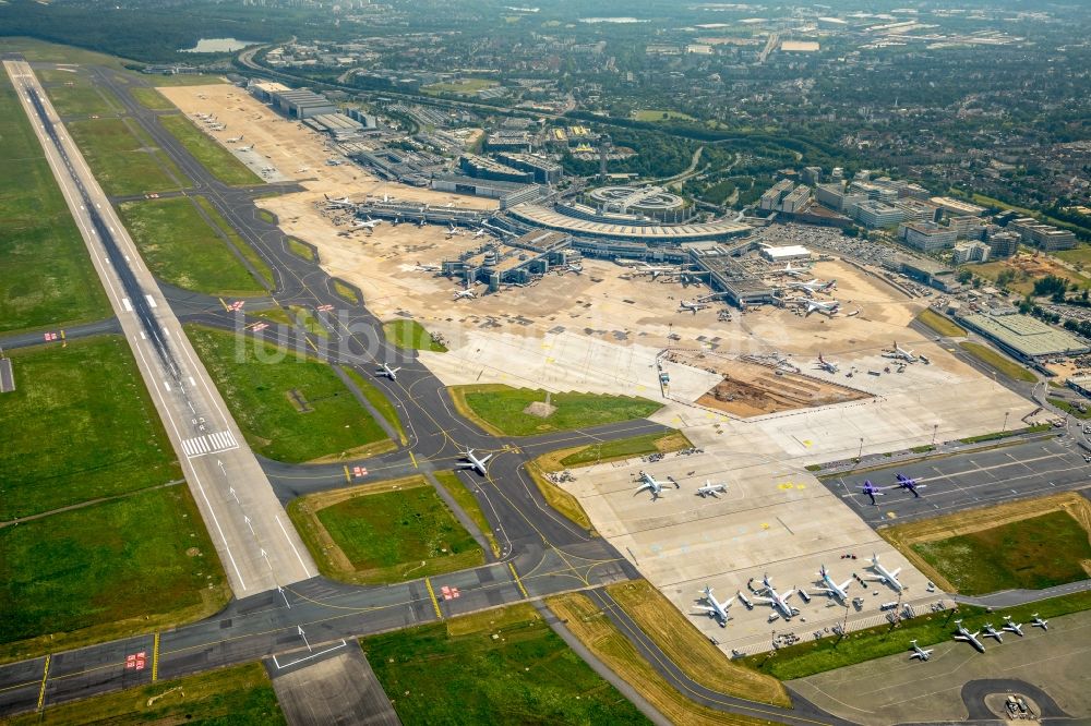 Luftbild Düsseldorf - Gelände des Flughafen in Düsseldorf im Bundesland Nordrhein-Westfalen, Deutschland