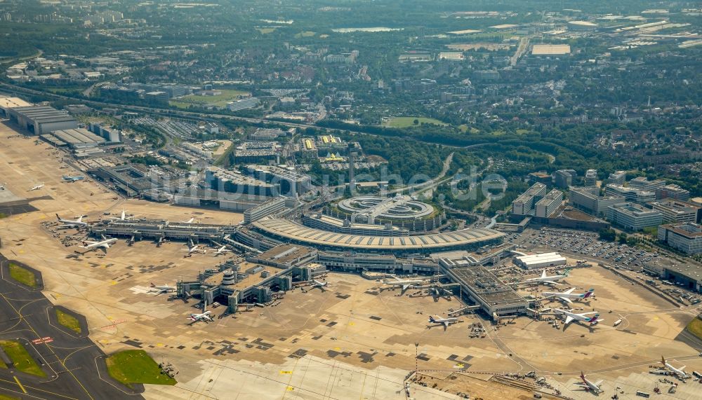 Luftaufnahme Düsseldorf - Gelände des Flughafen in Düsseldorf im Bundesland Nordrhein-Westfalen, Deutschland