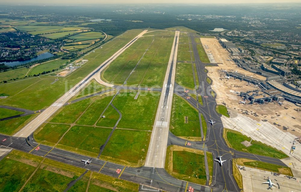 Düsseldorf von oben - Gelände des Flughafen in Düsseldorf im Bundesland Nordrhein-Westfalen, Deutschland