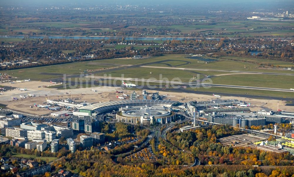 Düsseldorf aus der Vogelperspektive: Gelände des Flughafen in Düsseldorf im Bundesland Nordrhein-Westfalen, Deutschland