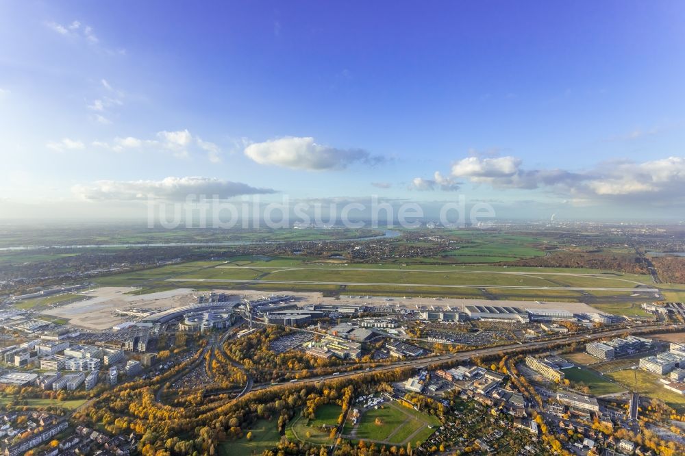 Düsseldorf von oben - Gelände des Flughafen in Düsseldorf im Bundesland Nordrhein-Westfalen, Deutschland