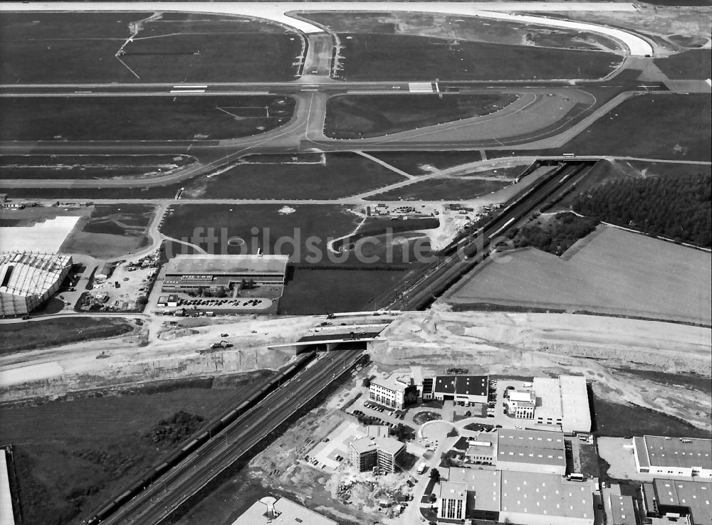 Düsseldorf aus der Vogelperspektive: Gelände des Flughafen in Düsseldorf im Bundesland Nordrhein-Westfalen, Deutschland