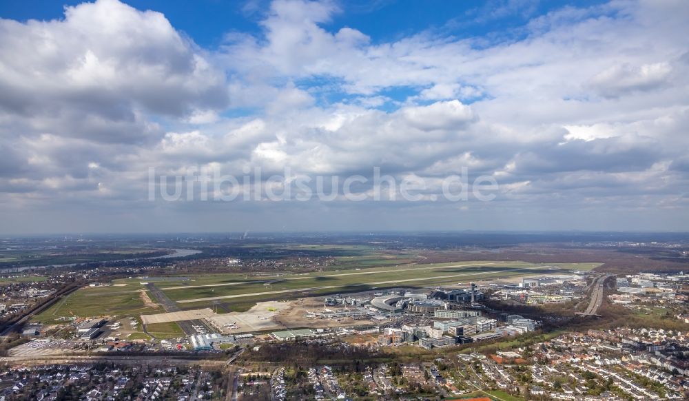 Düsseldorf von oben - Gelände des Flughafen in Düsseldorf im Bundesland Nordrhein-Westfalen, Deutschland