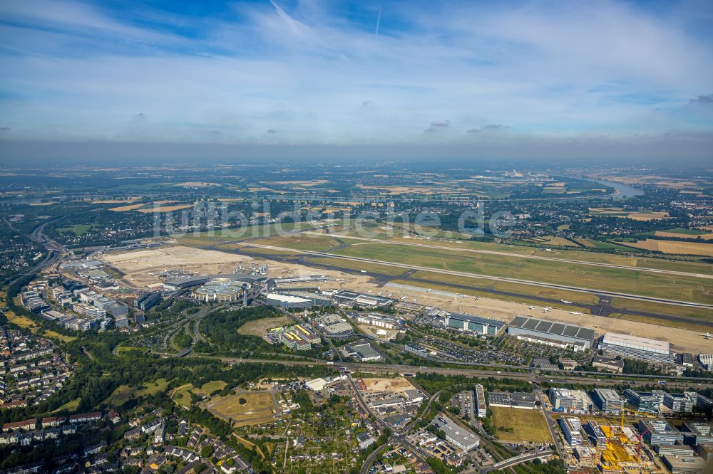 Luftbild Düsseldorf - Gelände des Flughafen in Düsseldorf im Bundesland Nordrhein-Westfalen, Deutschland