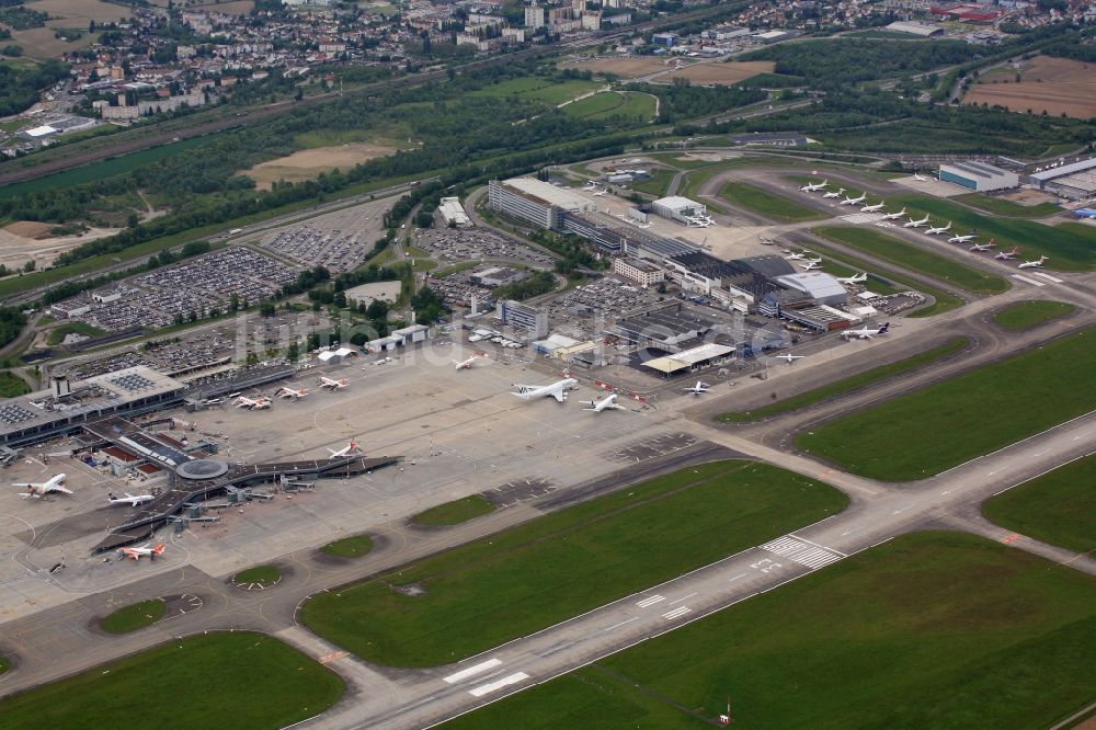 Luftbild Saint-Louis - Gelände des Flughafen Euroairport Basel-Mulhouse-Freiburg in Saint-Louis in Alsace-Champagne-Ardenne-Lorraine, Frankreich