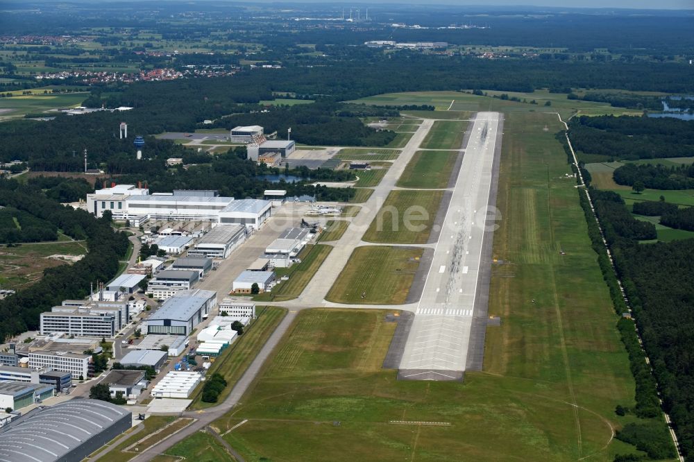 Manching aus der Vogelperspektive: Gelände des Flughafen - Fliegerhorst Ingolstadt/Manching (IGS) am Augustinerweg in Manching im Bundesland Bayern, Deutschland