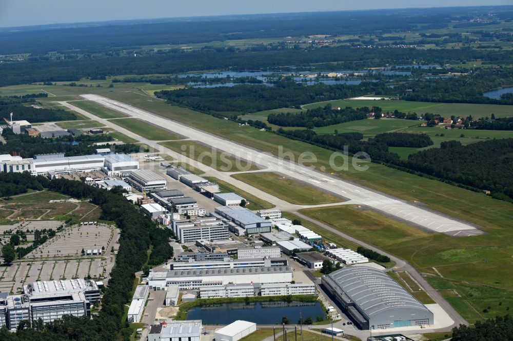 Manching von oben - Gelände des Flughafen - Fliegerhorst Ingolstadt/Manching (IGS) am Augustinerweg in Manching im Bundesland Bayern, Deutschland