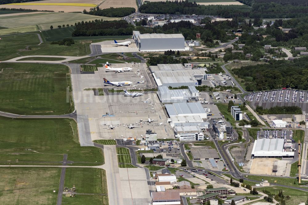 Lautzenhausen von oben - Gelände des Flughafen Frankfurt-Hahn in Lautzenhausen im Bundesland Rheinland-Pfalz, Deutschland