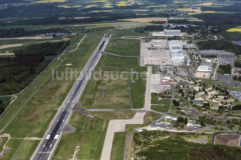 Lautzenhausen aus der Vogelperspektive: Gelände des Flughafen Frankfurt-Hahn in Lautzenhausen im Bundesland Rheinland-Pfalz, Deutschland