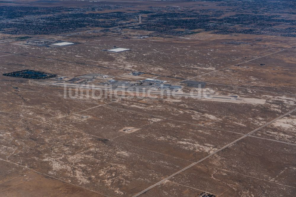 Lancaster aus der Vogelperspektive: Gelände des Flughafen General William J. Fox Airfield in Lancaster in Kalifornien, USA