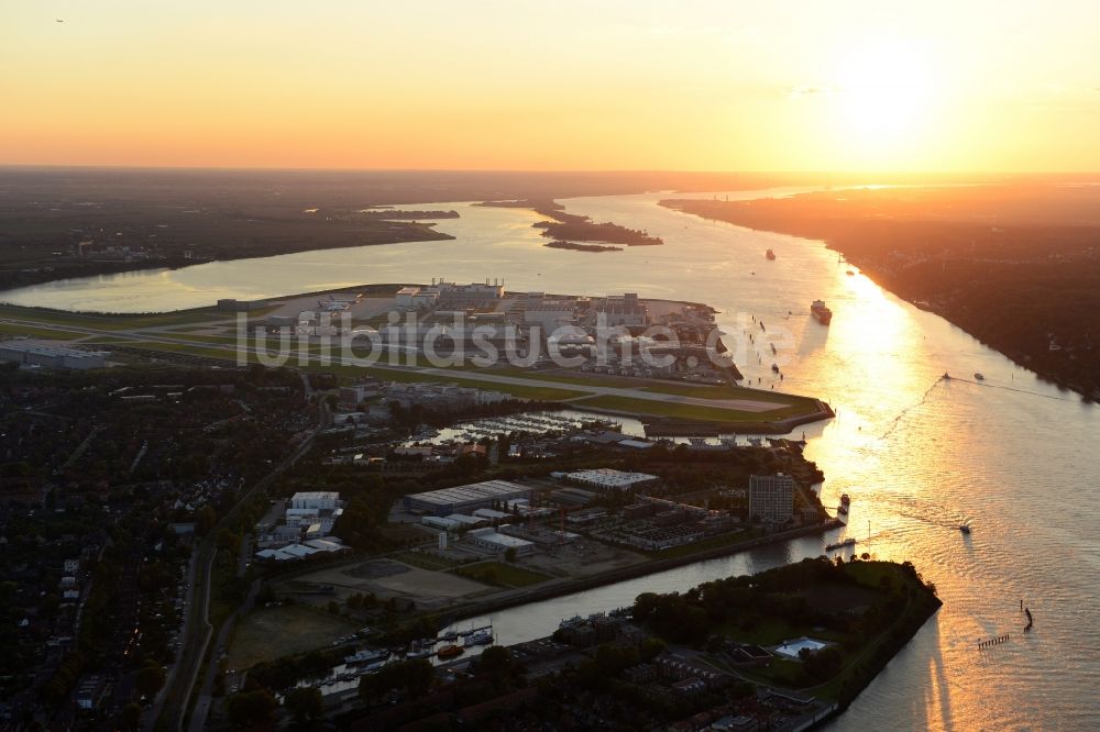 Luftbild Hamburg - Gelände des Flughafen Hamburg Finkenwerder Airport in Hamburg bei Sonnenaufgang