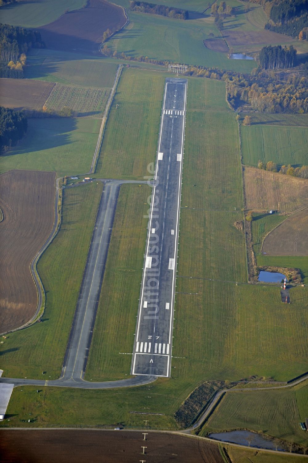 Hof aus der Vogelperspektive: Gelände des Flughafen in Hof im Bundesland Bayern, Deutschland