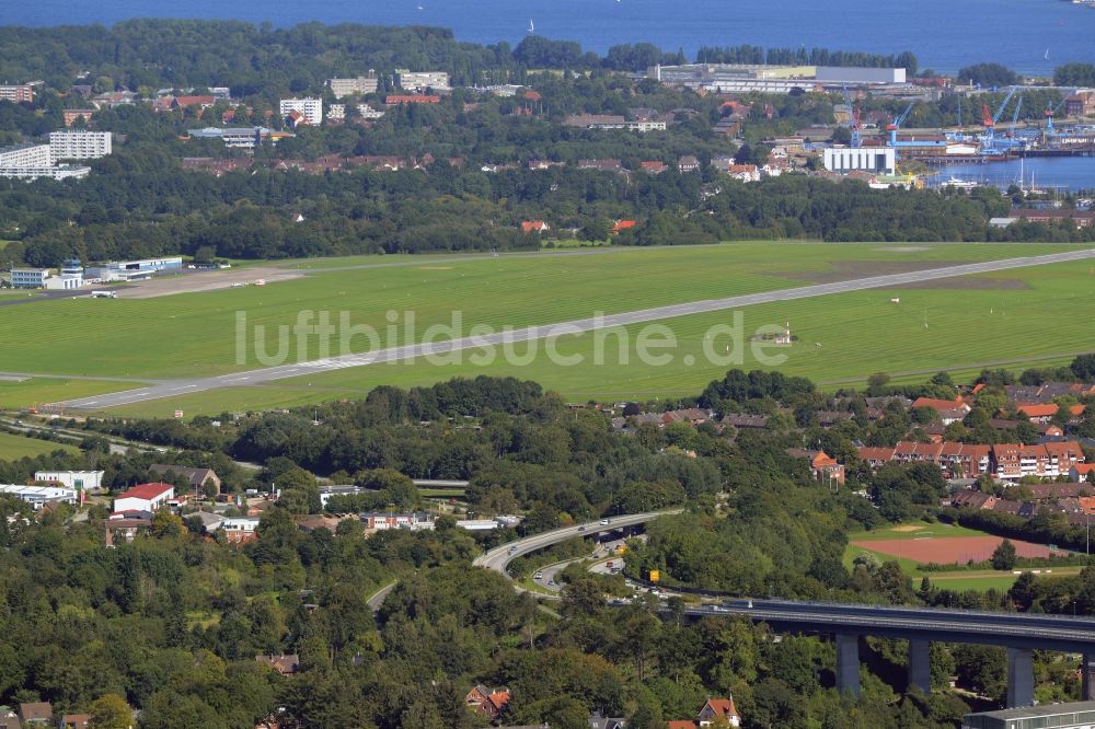 Luftaufnahme Kiel - Gelände des Flughafen in Kiel im Bundesland Schleswig-Holstein