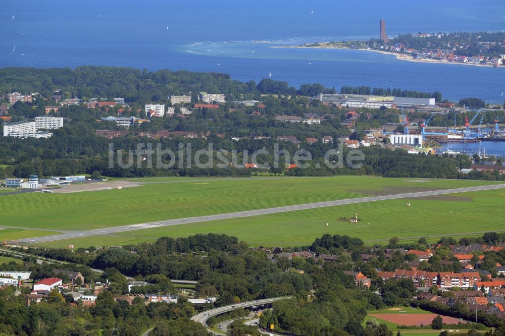 Kiel aus der Vogelperspektive: Gelände des Flughafen in Kiel im Bundesland Schleswig-Holstein