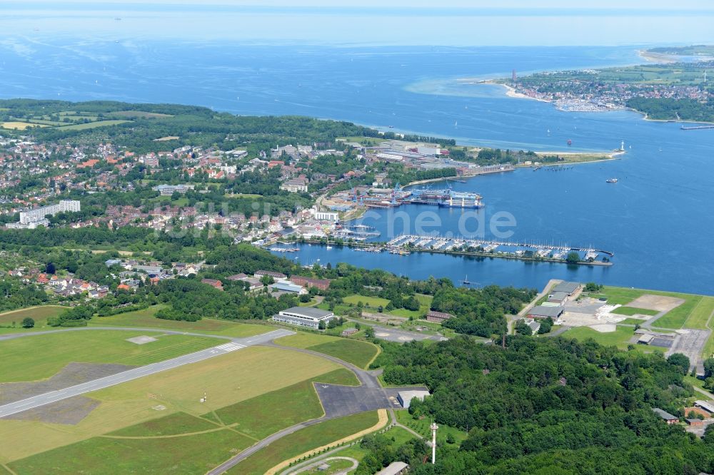 Kiel aus der Vogelperspektive: Gelände des Flughafen in Kiel im Bundesland Schleswig-Holstein