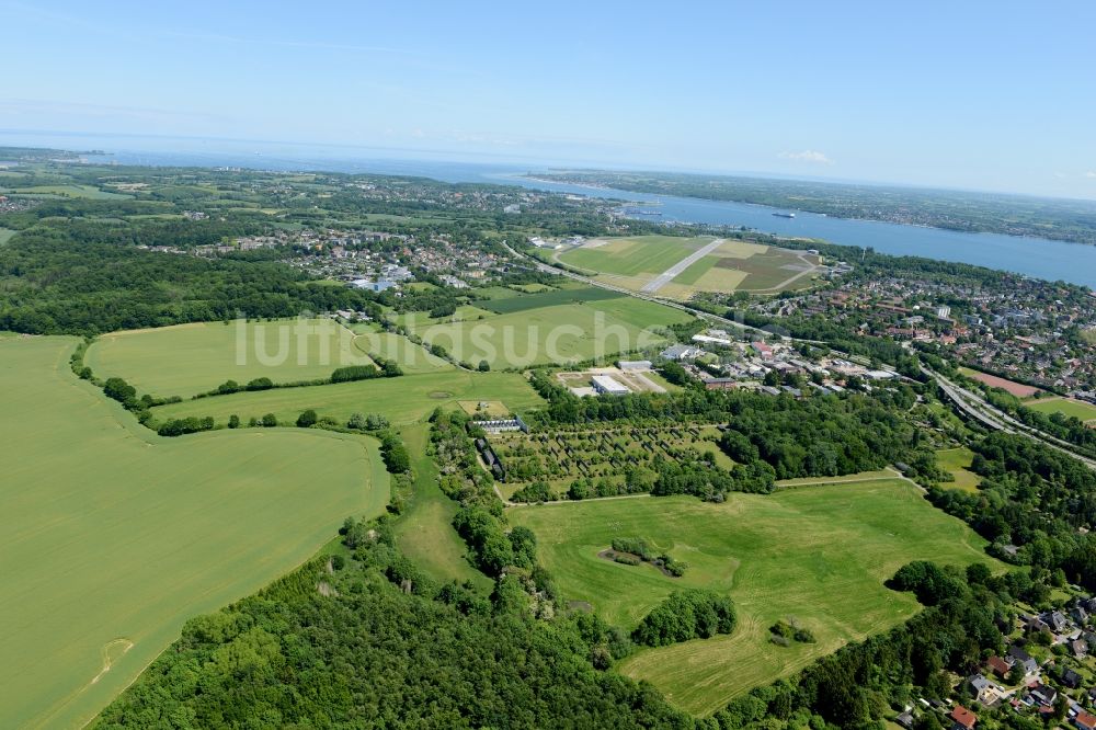 Luftaufnahme Kiel - Gelände des Flughafen in Kiel im Bundesland Schleswig-Holstein