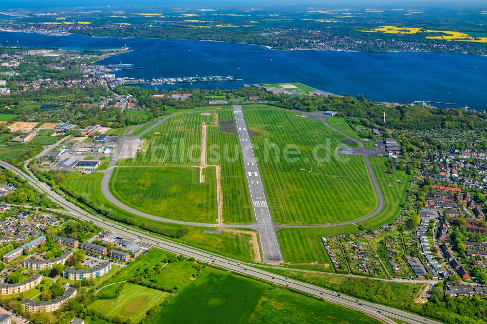 Kiel von oben - Gelände des Flughafen in Kiel im Bundesland Schleswig-Holstein