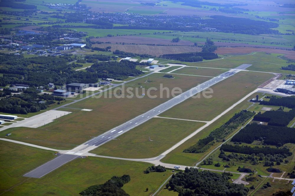 Laage aus der Vogelperspektive: Gelände des Flughafen in Laage im Bundesland Mecklenburg-Vorpommern