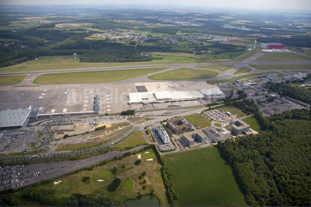 Luftbild Luxembourg - Gelände des Flughafen Luxembourg- Findel im Ortsteil Sennengerbierg in Luxembourg Luxemburg in Distrikt Lëtzebuerg, Luxemburg