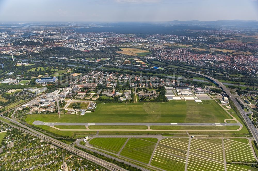 Mannheim von oben - Gelände des Flughafen in Mannheim im Bundesland Baden-Württemberg