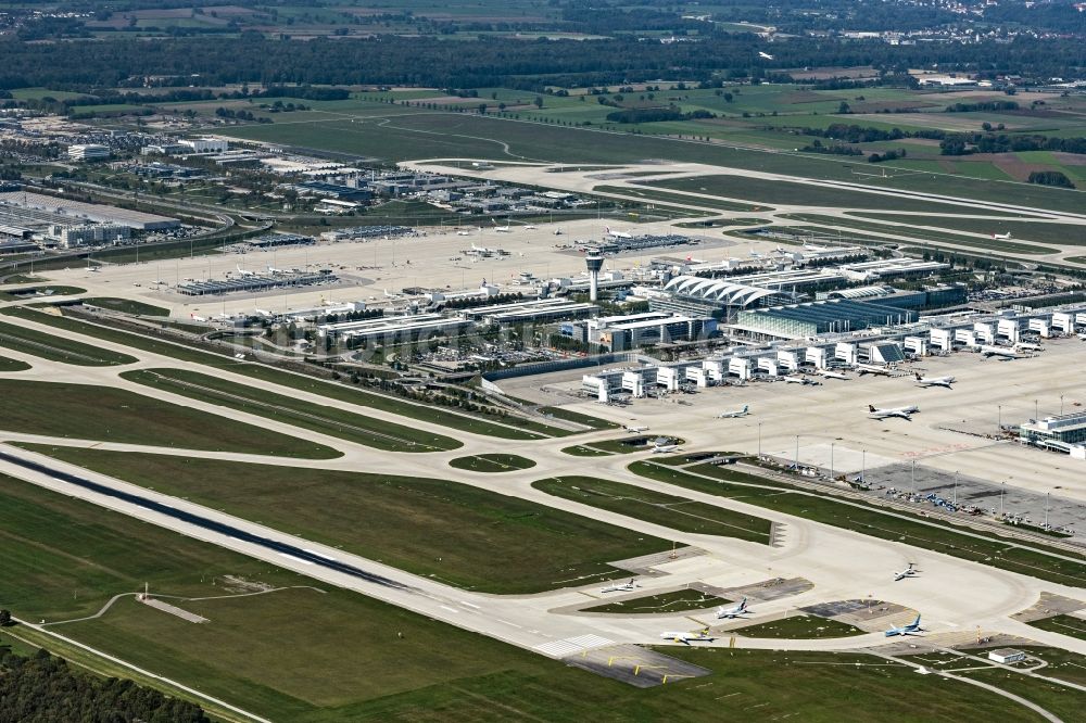 Luftaufnahme München - Gelände des Flughafen in München im Bundesland Bayern, Deutschland