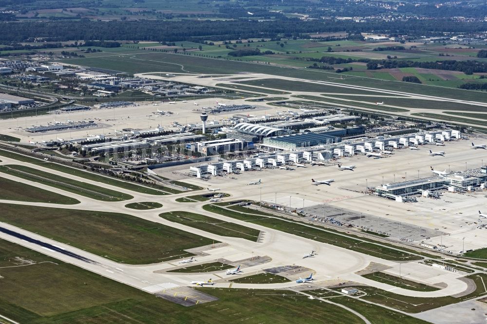 München von oben - Gelände des Flughafen in München im Bundesland Bayern, Deutschland