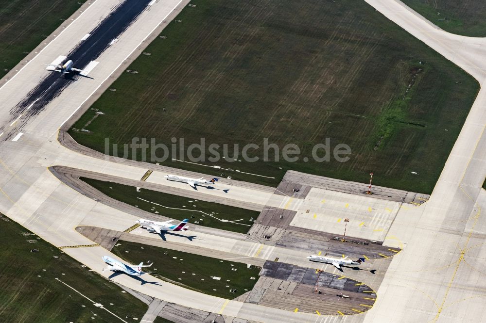 München von oben - Gelände des Flughafen in München im Bundesland Bayern, Deutschland