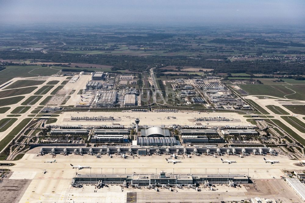 Luftaufnahme München - Gelände des Flughafen in München im Bundesland Bayern, Deutschland