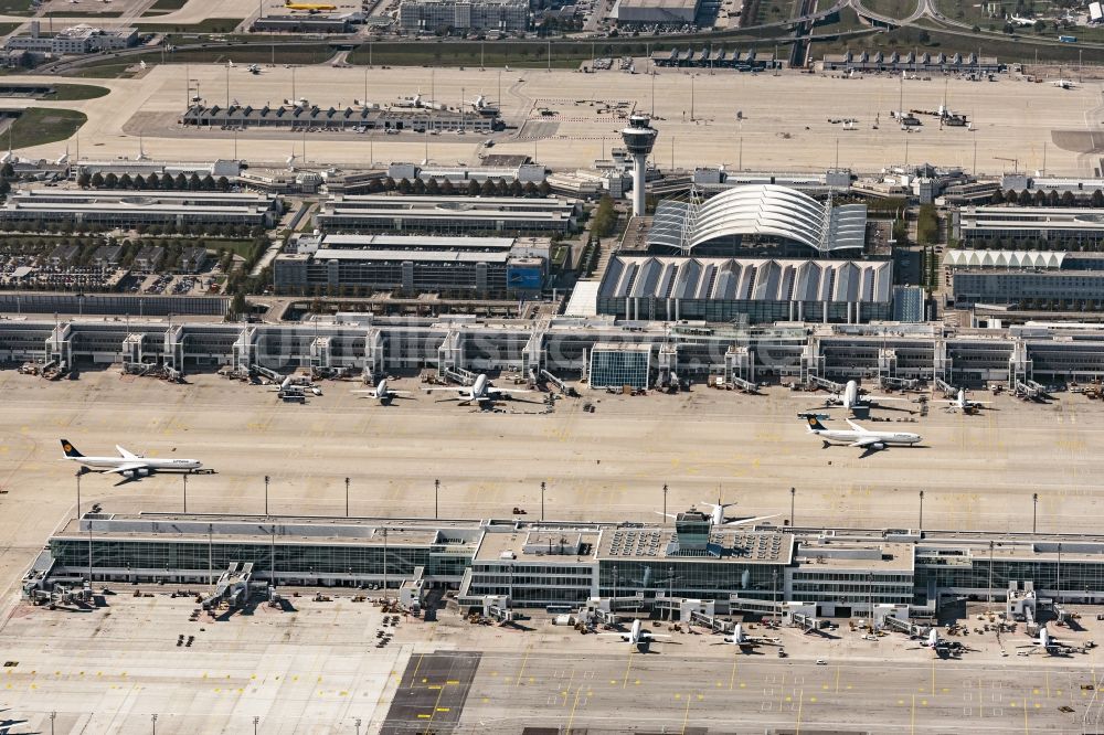 München von oben - Gelände des Flughafen in München im Bundesland Bayern, Deutschland