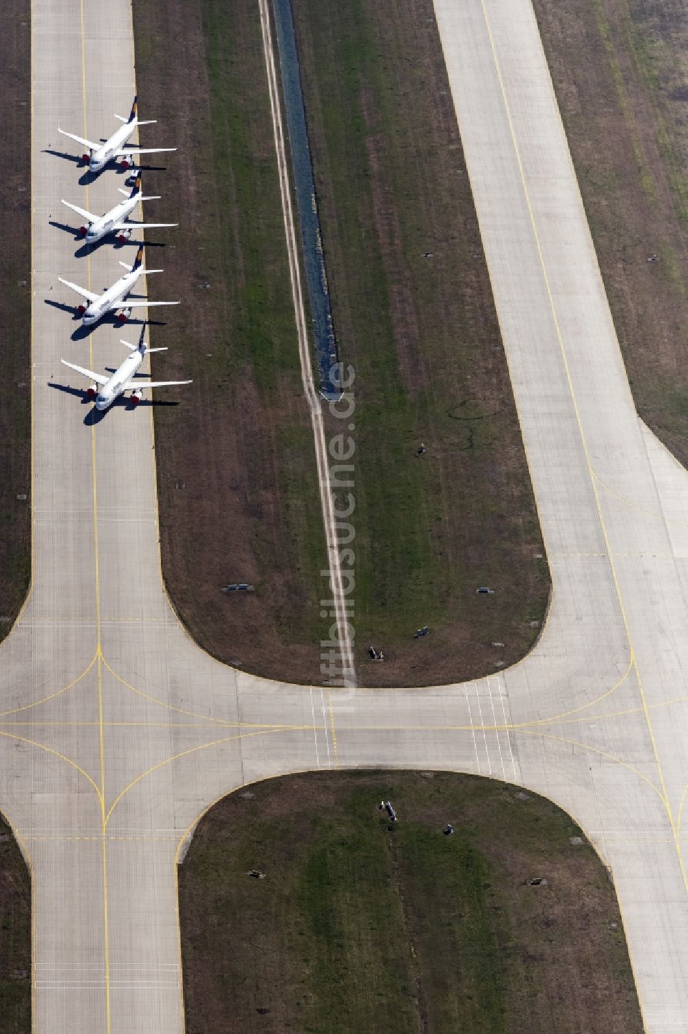 München-Flughafen aus der Vogelperspektive: Gelände des Flughafen München, Flugzeuge Parken aufgrund des Coronalockdowns auf dem Rollweg in München-Flughafen im Bundesland Bayern, Deutschland