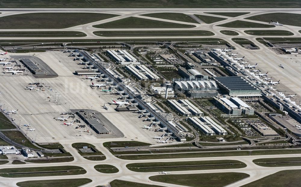 München-Flughafen von oben - Gelände des Flughafen München in München im Bundesland Bayern, Deutschland