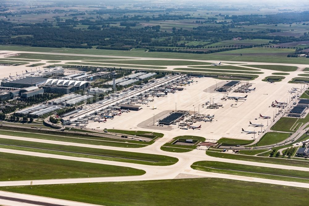 Oberding aus der Vogelperspektive: Gelände des Flughafen München in München im Bundesland Bayern, Deutschland