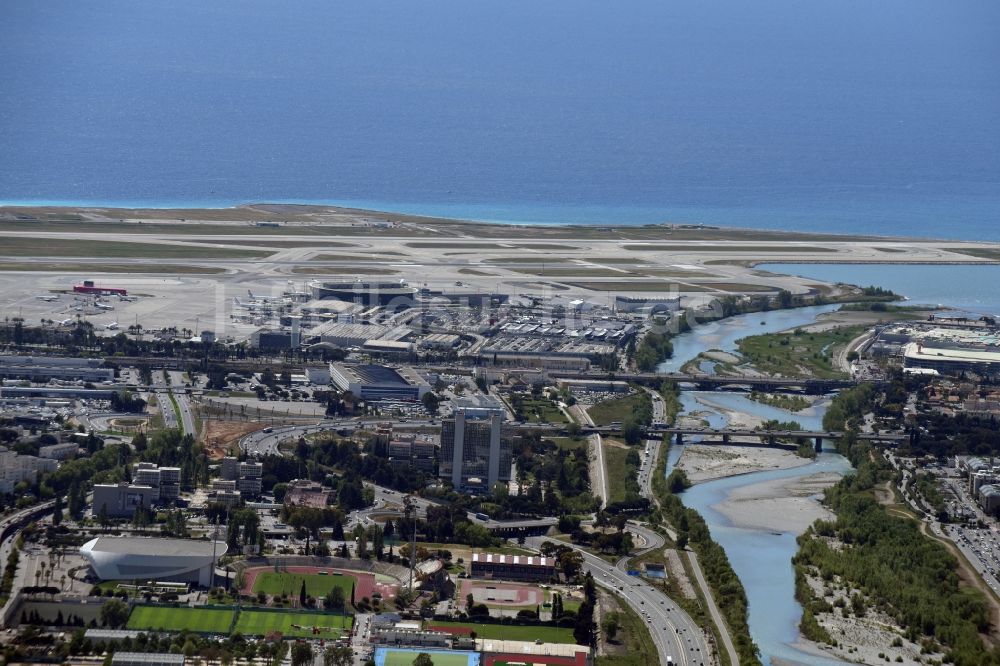 Luftaufnahme Nizza - Nice - Gelände des Flughafen in Nizza in Provence-Alpes-Cote d'Azur, Frankreich