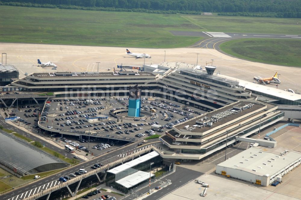 Köln von oben - Gelände des Flughafen im Ortsteil Grengel in Köln im Bundesland Nordrhein-Westfalen, Deutschland