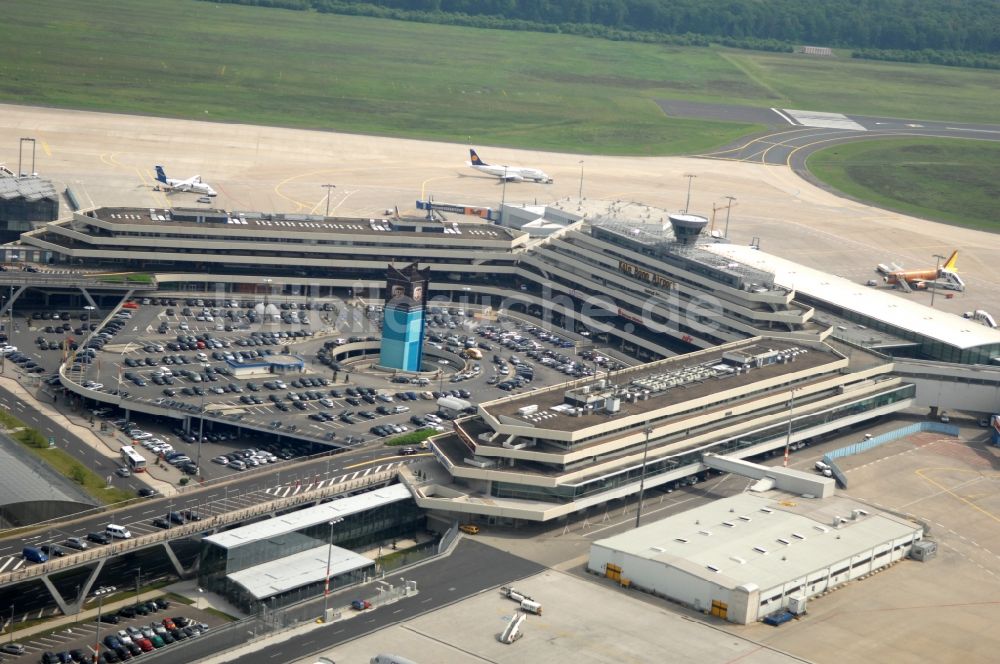 Luftbild Köln - Gelände des Flughafen im Ortsteil Grengel in Köln im Bundesland Nordrhein-Westfalen, Deutschland