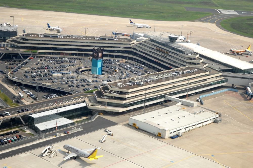 Köln von oben - Gelände des Flughafen im Ortsteil Grengel in Köln im Bundesland Nordrhein-Westfalen, Deutschland