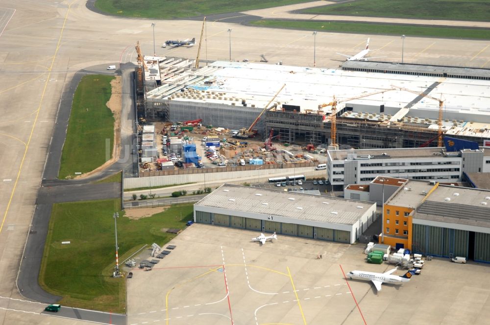 Luftaufnahme Köln - Gelände des Flughafen im Ortsteil Grengel in Köln im Bundesland Nordrhein-Westfalen, Deutschland