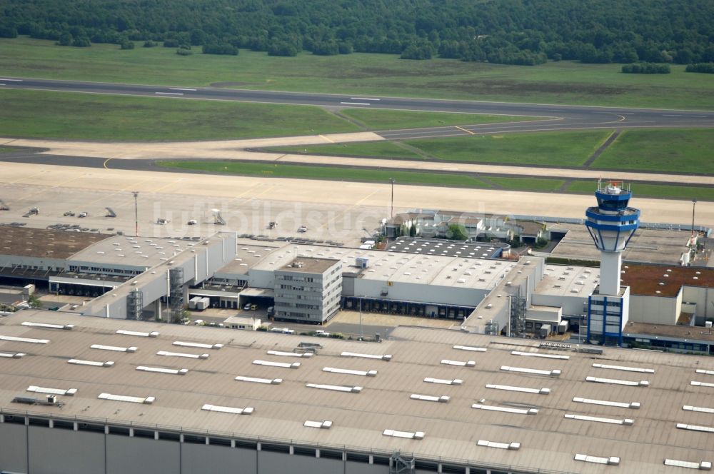 Köln von oben - Gelände des Flughafen im Ortsteil Grengel in Köln im Bundesland Nordrhein-Westfalen, Deutschland