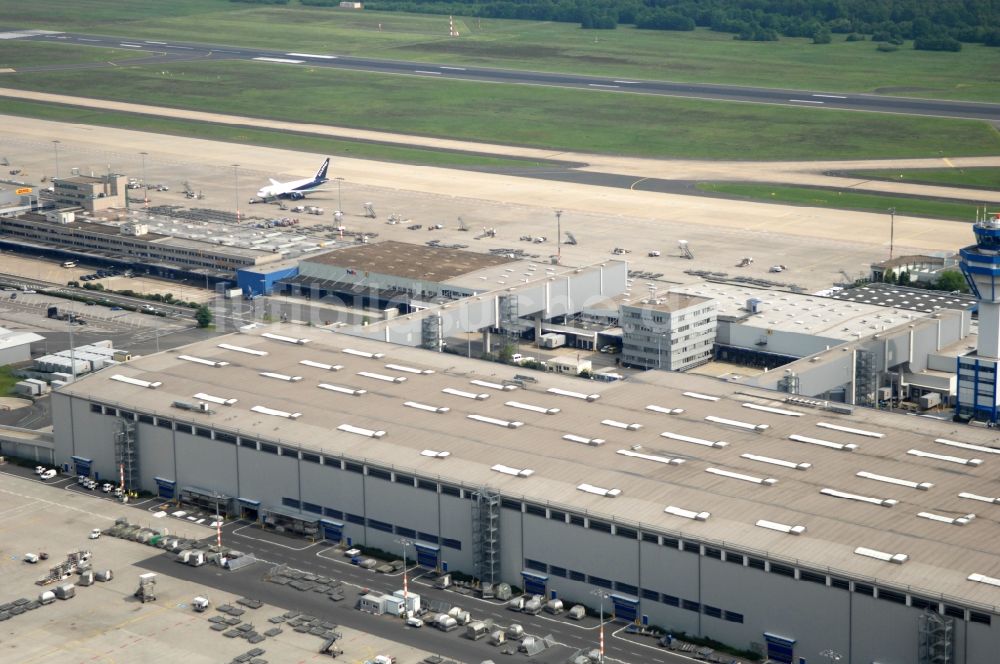 Luftaufnahme Köln - Gelände des Flughafen im Ortsteil Grengel in Köln im Bundesland Nordrhein-Westfalen, Deutschland