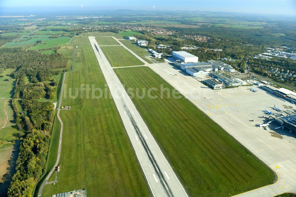 Dresden von oben - Gelände des Flughafen im Ortsteil Klotzsche in Dresden im Bundesland Sachsen, Deutschland