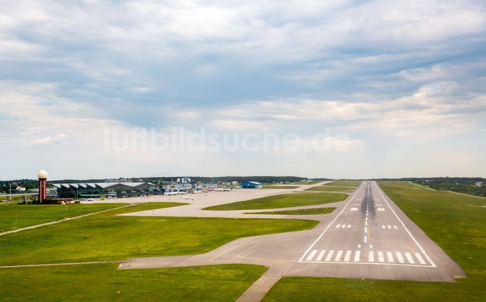Gdansk - Danzig aus der Vogelperspektive: Gelände des Flughafen im Ortsteil Matarnia in Gdansk - Danzig in Pomorskie, Polen