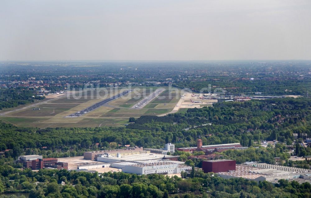 Luftaufnahme Berlin - Gelände des Flughafen im Ortsteil Tegel in Berlin, Deutschland