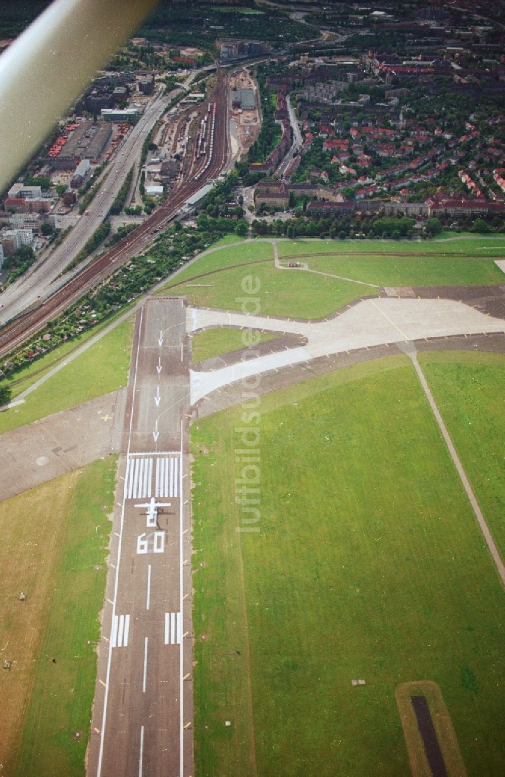 Luftaufnahme Berlin - Gelände des Flughafen im Ortsteil Tempelhof in Berlin