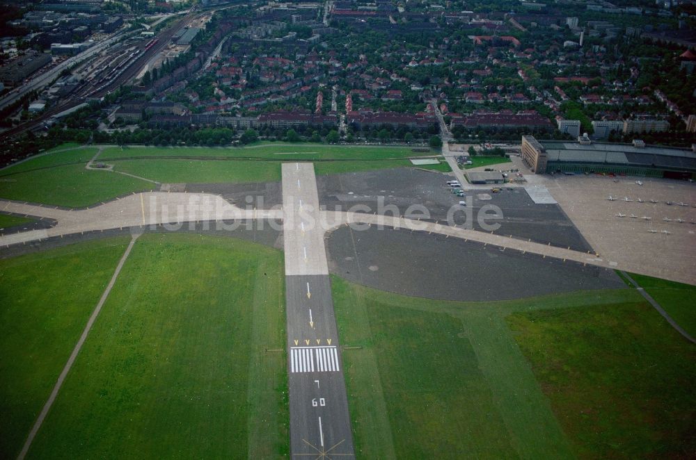 Berlin von oben - Gelände des Flughafen im Ortsteil Tempelhof in Berlin