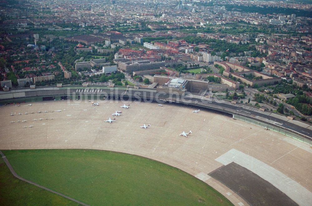 Berlin aus der Vogelperspektive: Gelände des Flughafen im Ortsteil Tempelhof in Berlin