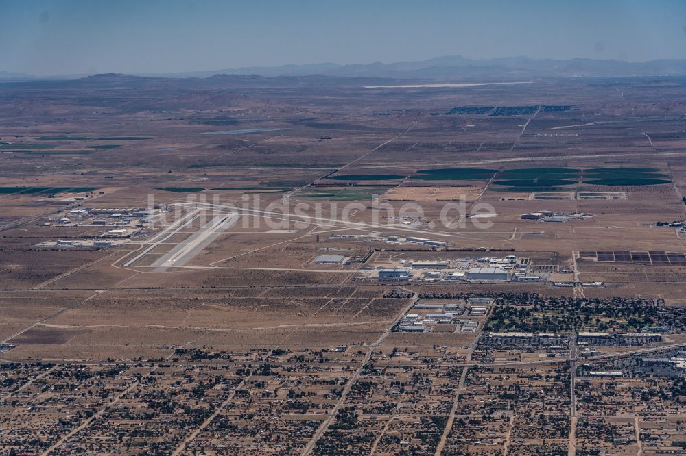 Palmdale von oben - Gelände des Flughafen Palmdale Regional Airport in Palmdale in Kalifornien, USA