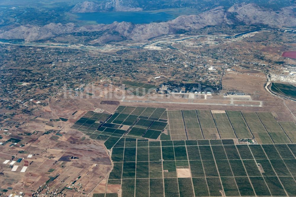 Podgorica von oben - Gelände des Flughafen in Podgorica in Montenegro