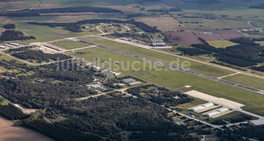 Laage von oben - Gelände des Flughafen Rostock Airport in Laage im Bundesland Mecklenburg-Vorpommern