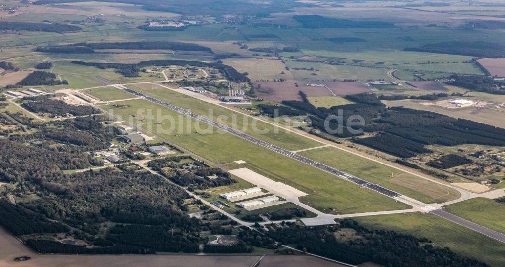 Laage aus der Vogelperspektive: Gelände des Flughafen Rostock Airport in Laage im Bundesland Mecklenburg-Vorpommern